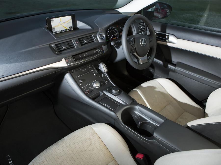  Lexus CT200h 2014 года  (UK) (фото 10 из 19)